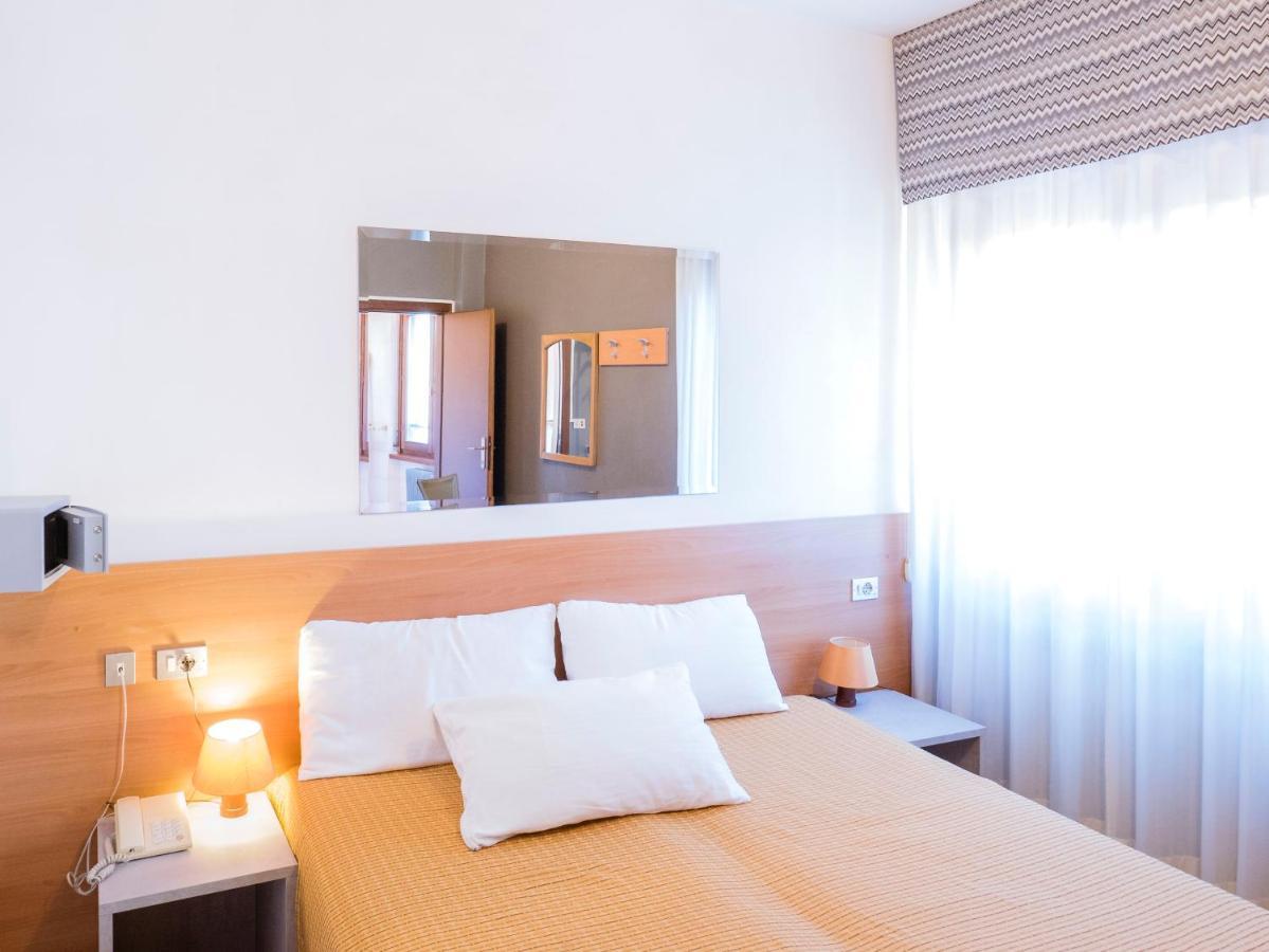 Hotel Doria Nago-Torbole Bagian luar foto