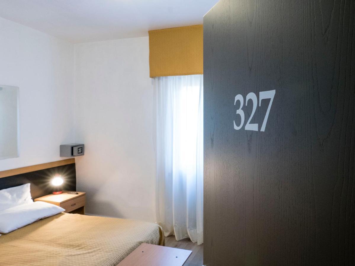 Hotel Doria Nago-Torbole Bagian luar foto