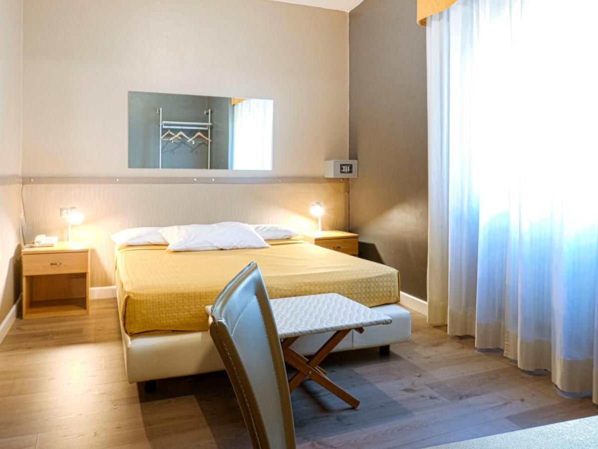 Hotel Doria Nago-Torbole Bagian luar foto