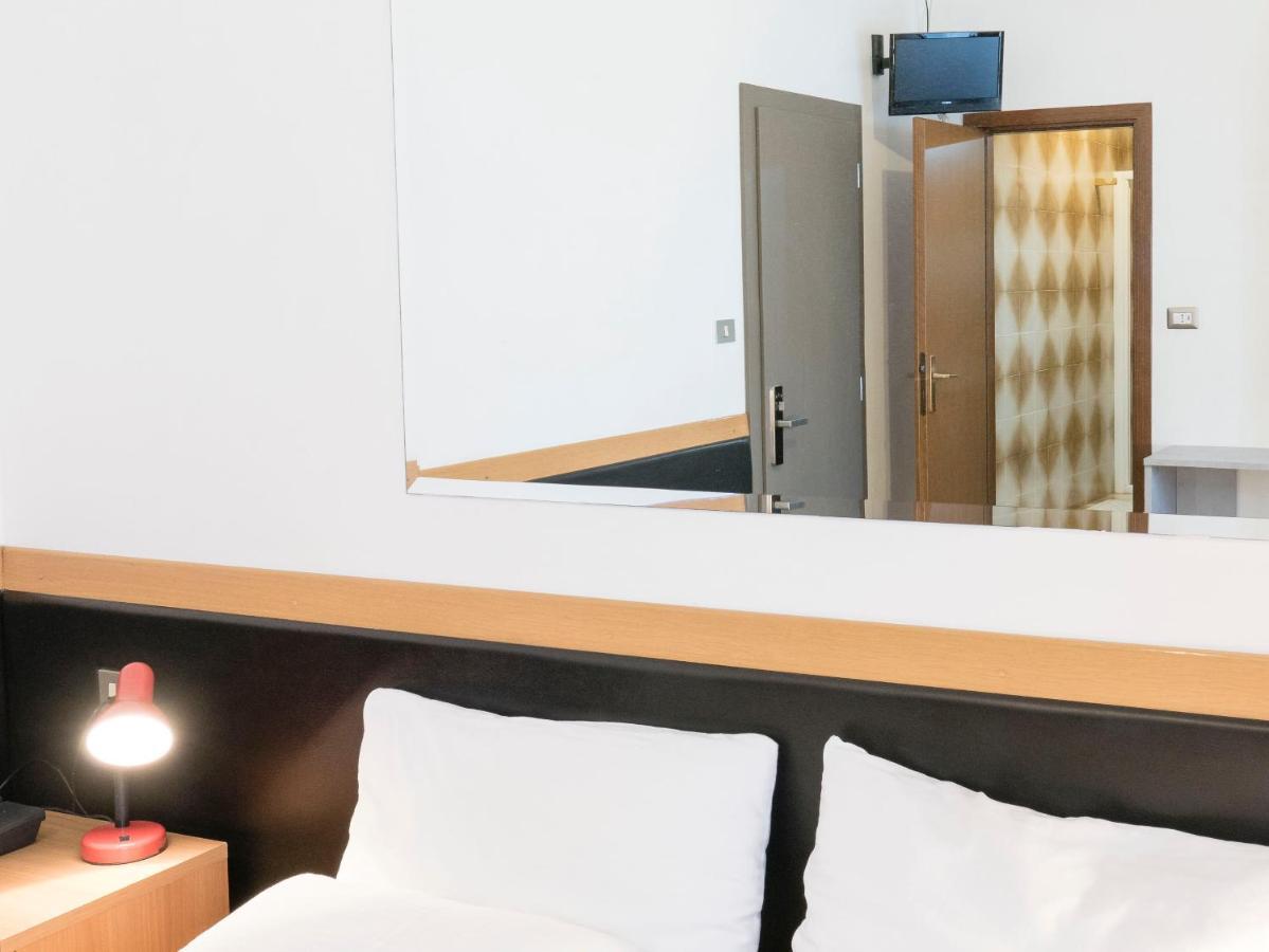Hotel Doria Nago-Torbole Bagian luar foto