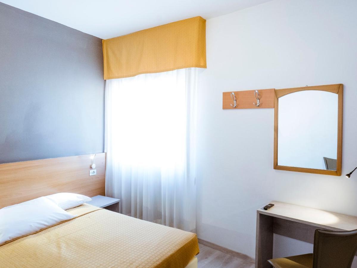 Hotel Doria Nago-Torbole Bagian luar foto
