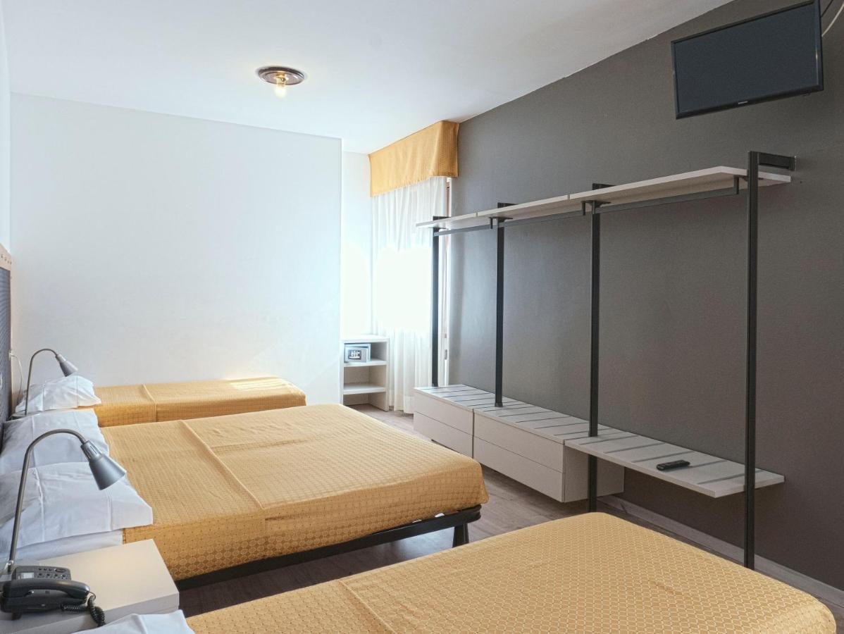 Hotel Doria Nago-Torbole Bagian luar foto