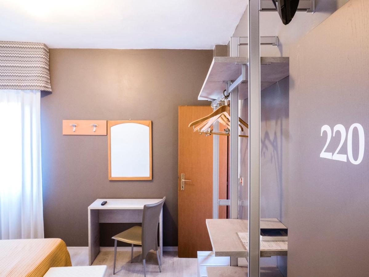 Hotel Doria Nago-Torbole Bagian luar foto