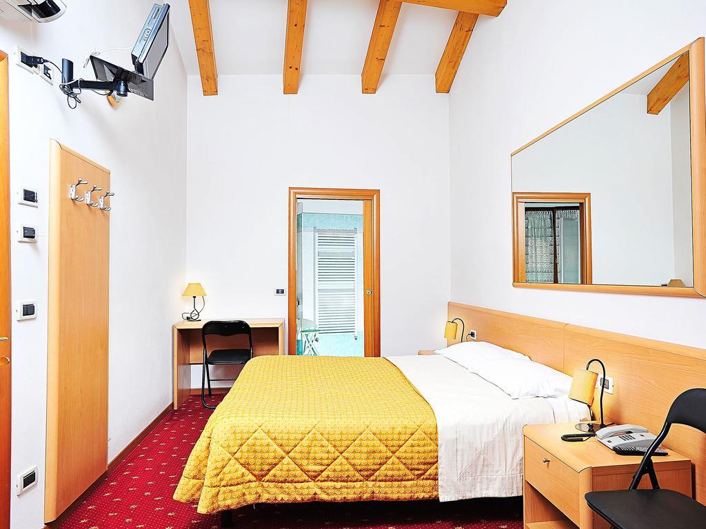 Hotel Doria Nago-Torbole Bagian luar foto