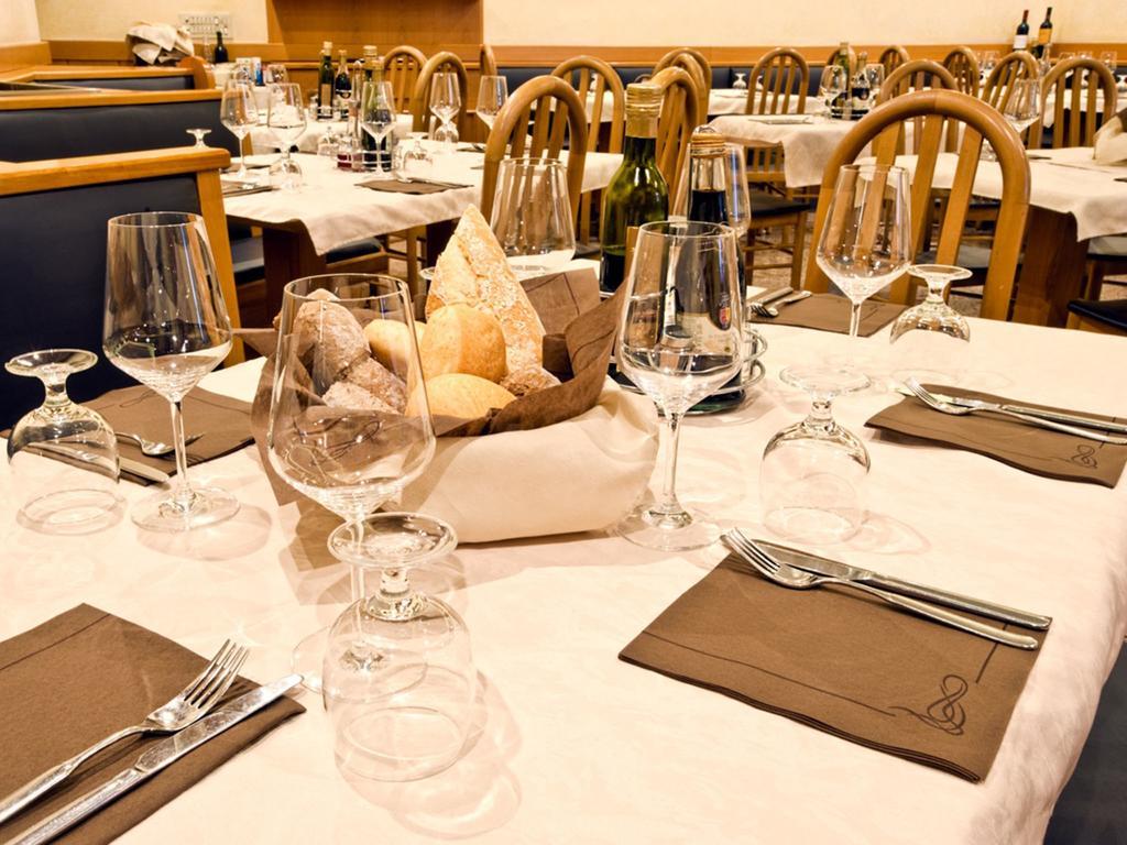 Hotel Doria Nago-Torbole Bagian luar foto