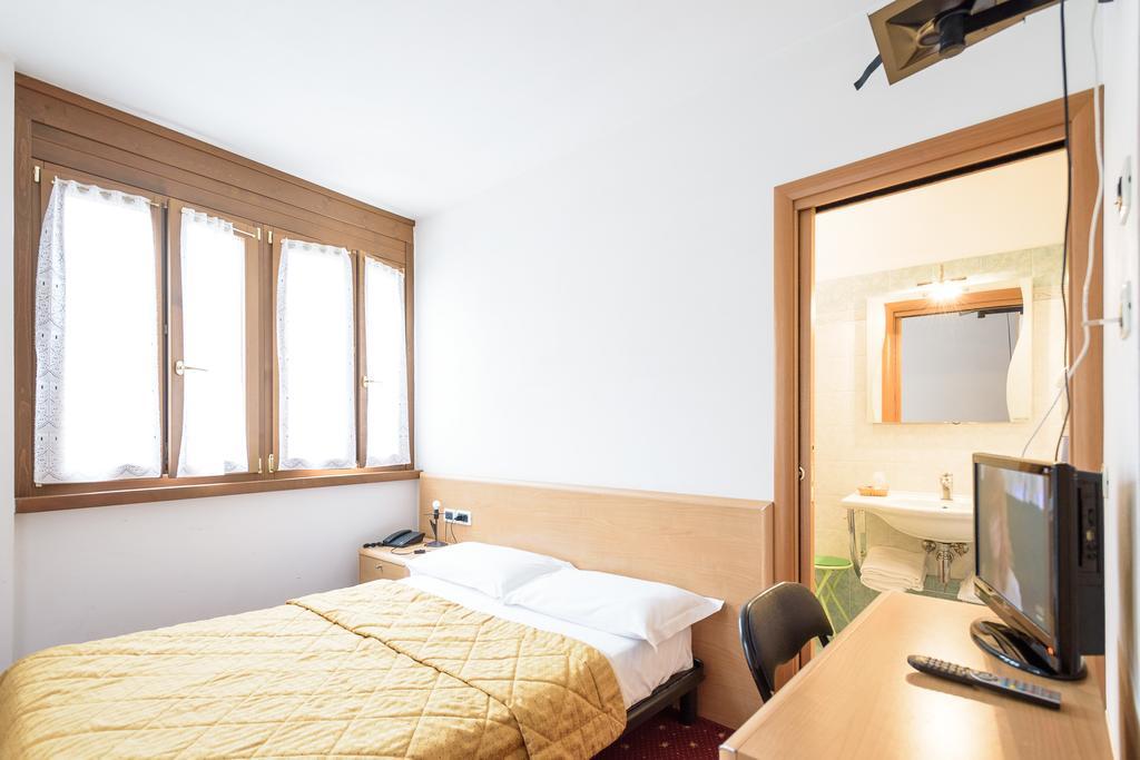 Hotel Doria Nago-Torbole Bagian luar foto