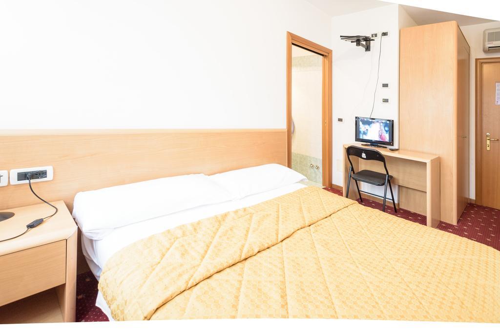 Hotel Doria Nago-Torbole Bagian luar foto