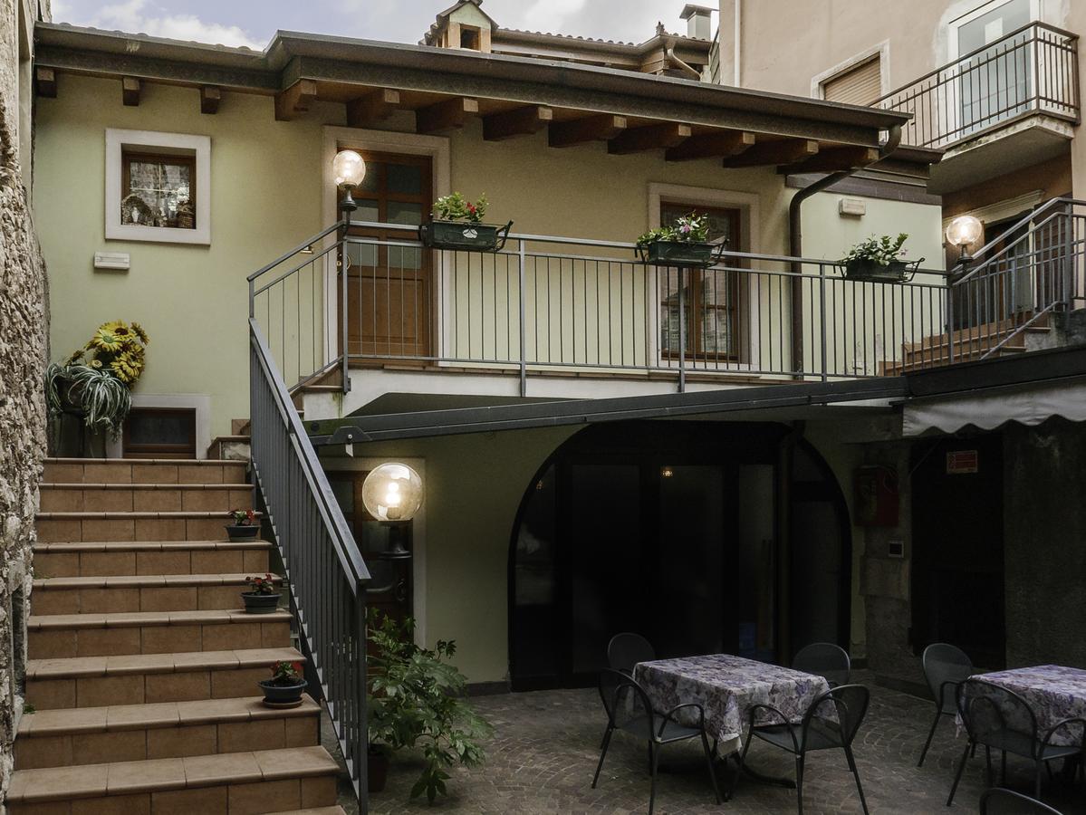 Hotel Doria Nago-Torbole Bagian luar foto