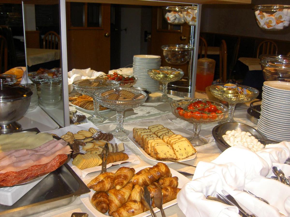 Hotel Doria Nago-Torbole Bagian luar foto