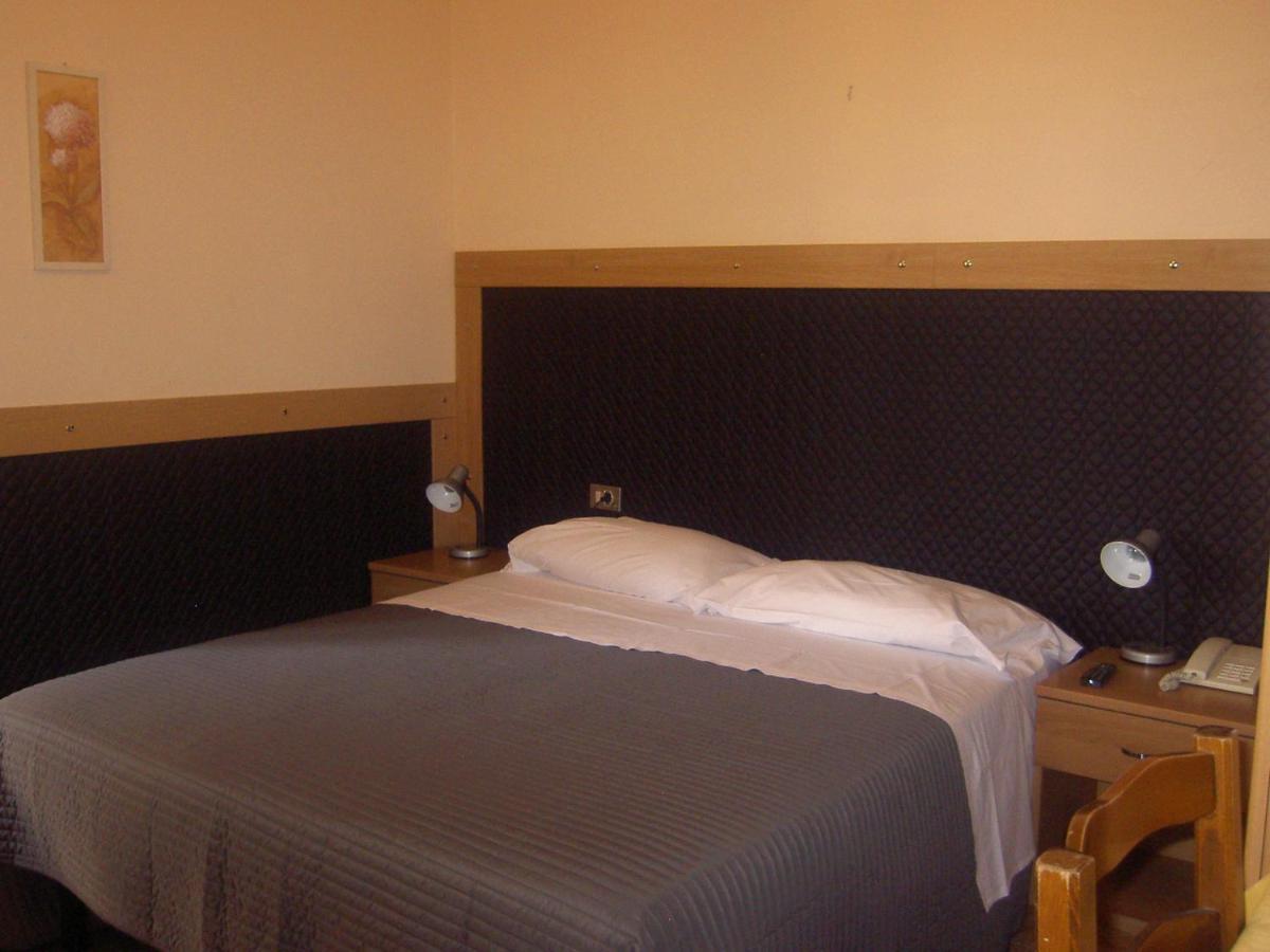 Hotel Doria Nago-Torbole Ruang foto